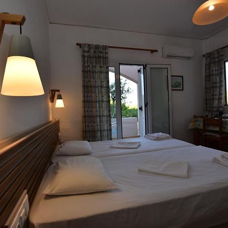 Morpheas Rooms Palaiochora Bagian luar foto