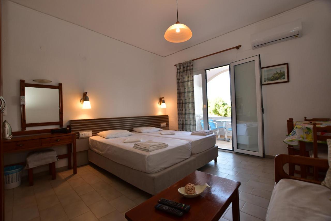 Morpheas Rooms Palaiochora Bagian luar foto