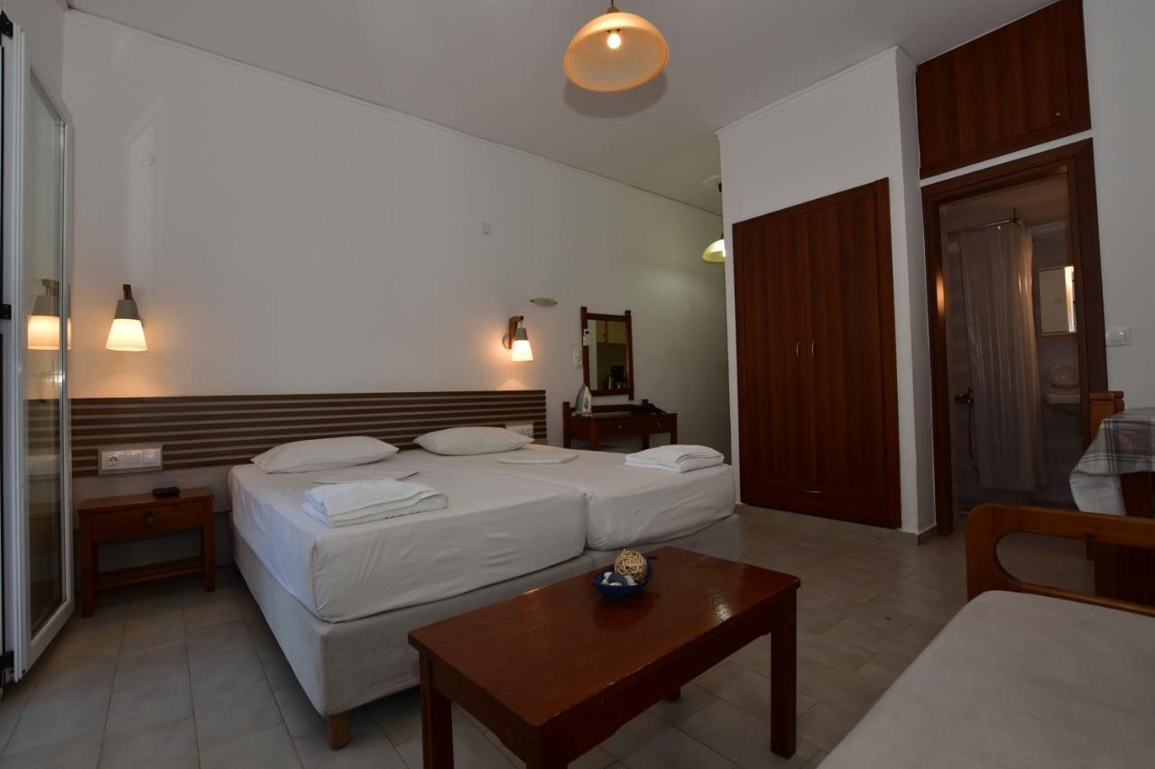 Morpheas Rooms Palaiochora Bagian luar foto