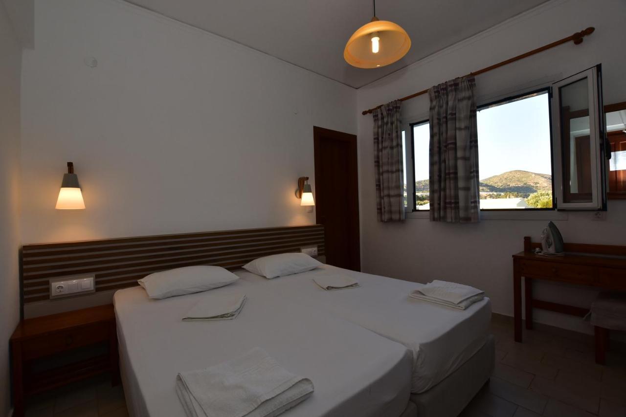 Morpheas Rooms Palaiochora Bagian luar foto