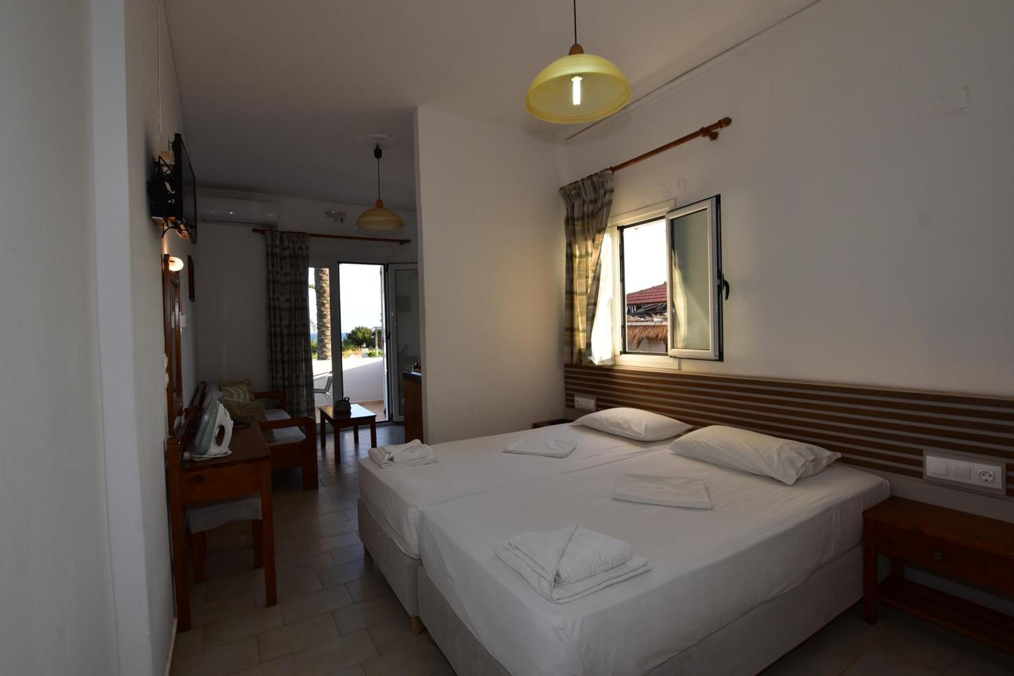 Morpheas Rooms Palaiochora Bagian luar foto
