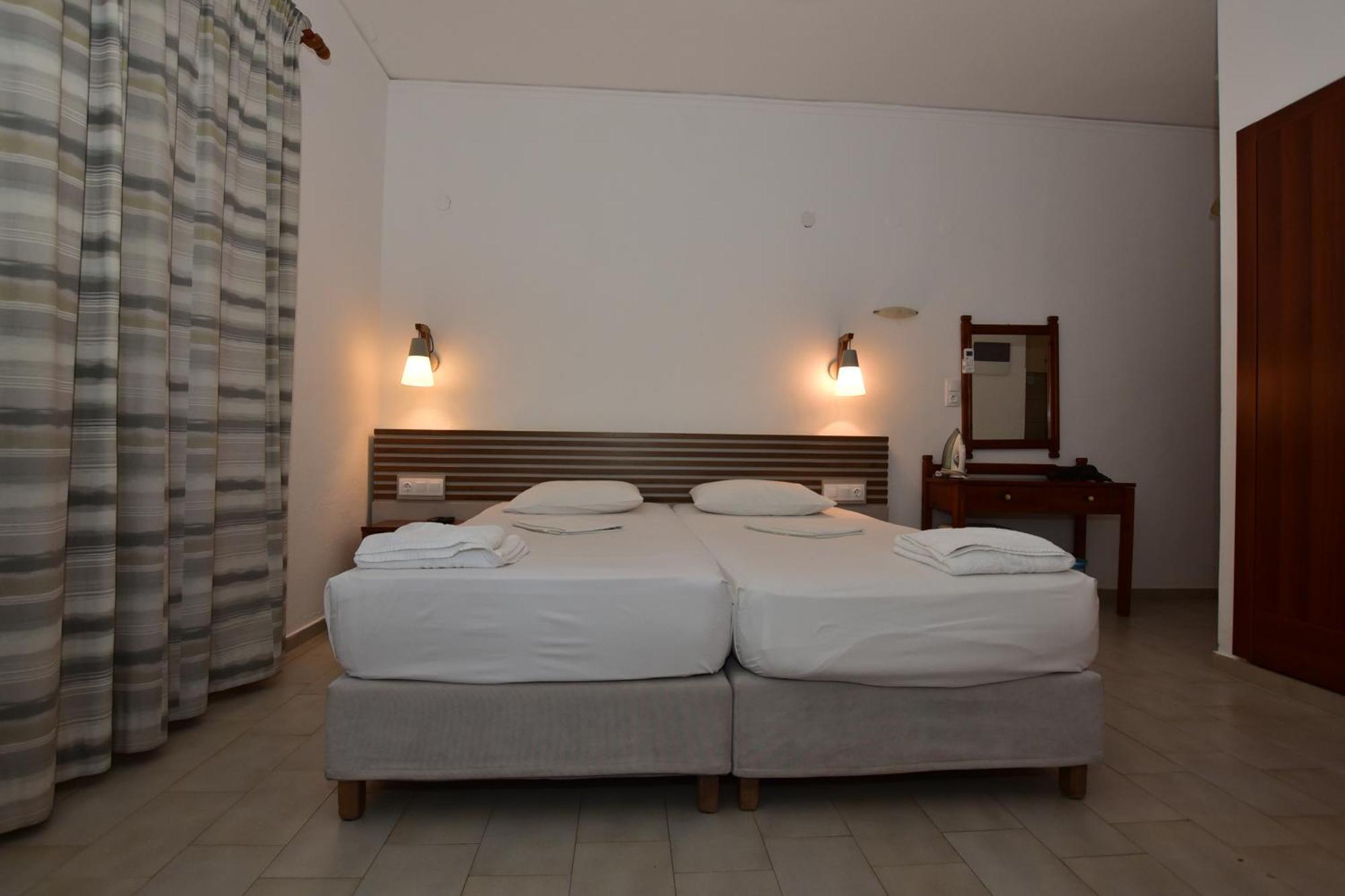 Morpheas Rooms Palaiochora Bagian luar foto