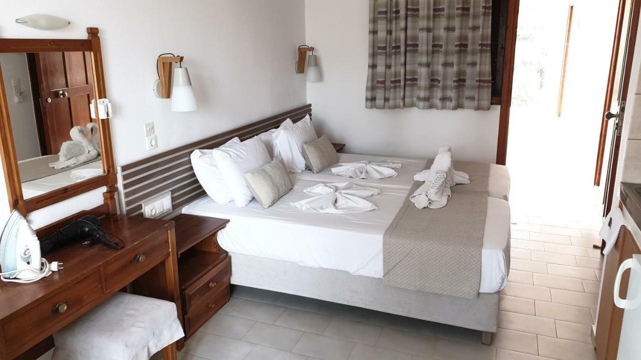 Morpheas Rooms Palaiochora Bagian luar foto