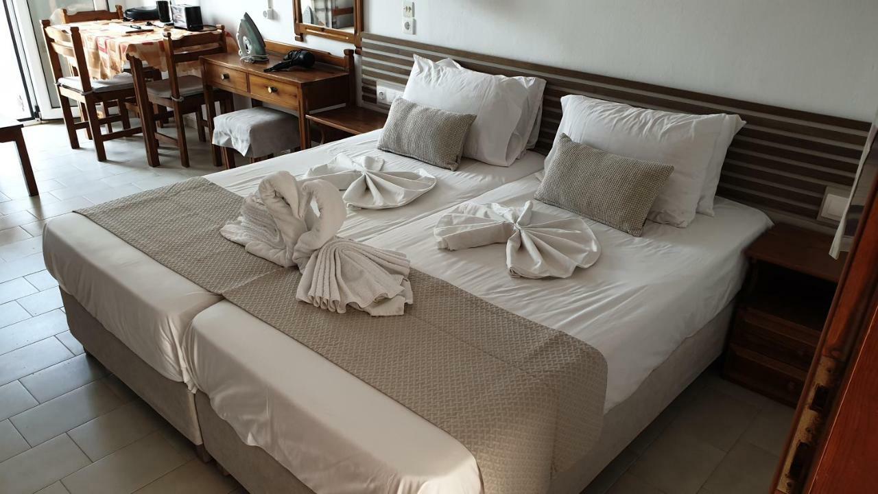Morpheas Rooms Palaiochora Bagian luar foto