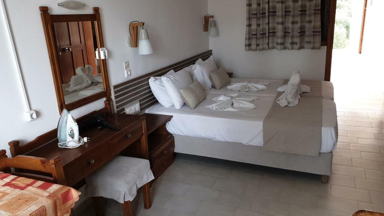 Morpheas Rooms Palaiochora Bagian luar foto