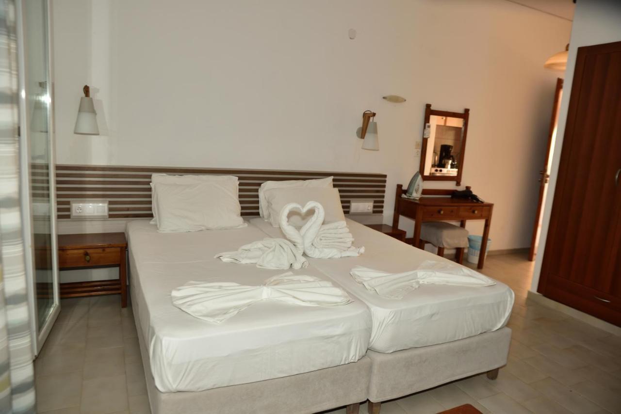 Morpheas Rooms Palaiochora Bagian luar foto