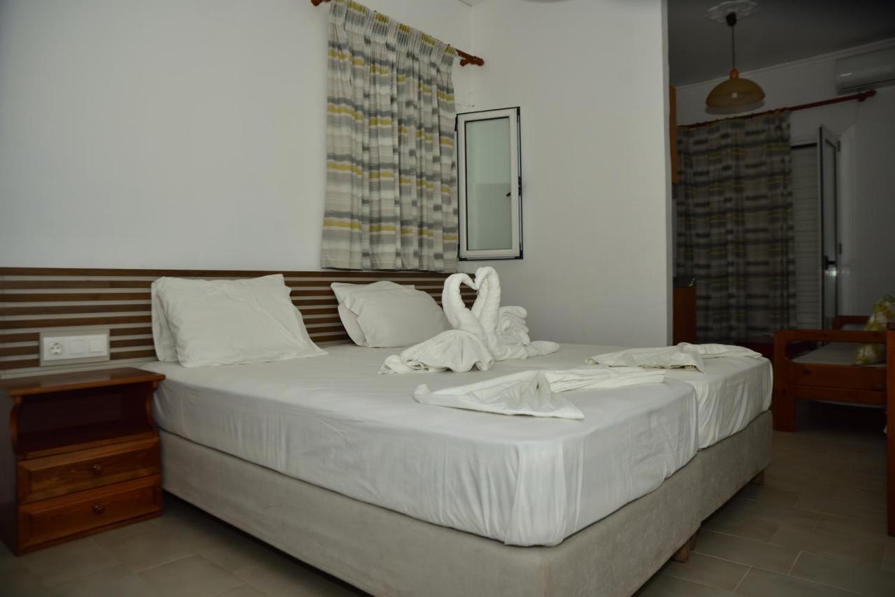 Morpheas Rooms Palaiochora Bagian luar foto