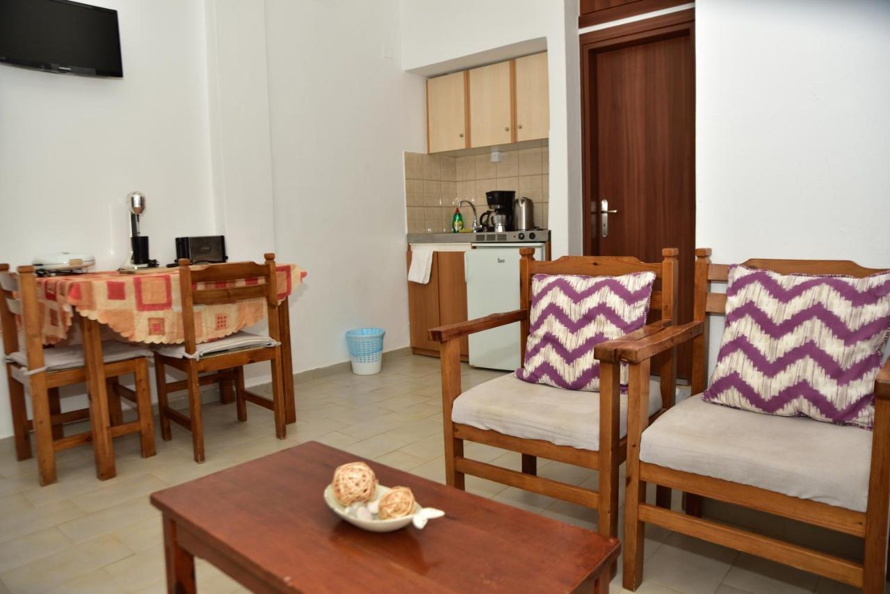 Morpheas Rooms Palaiochora Bagian luar foto