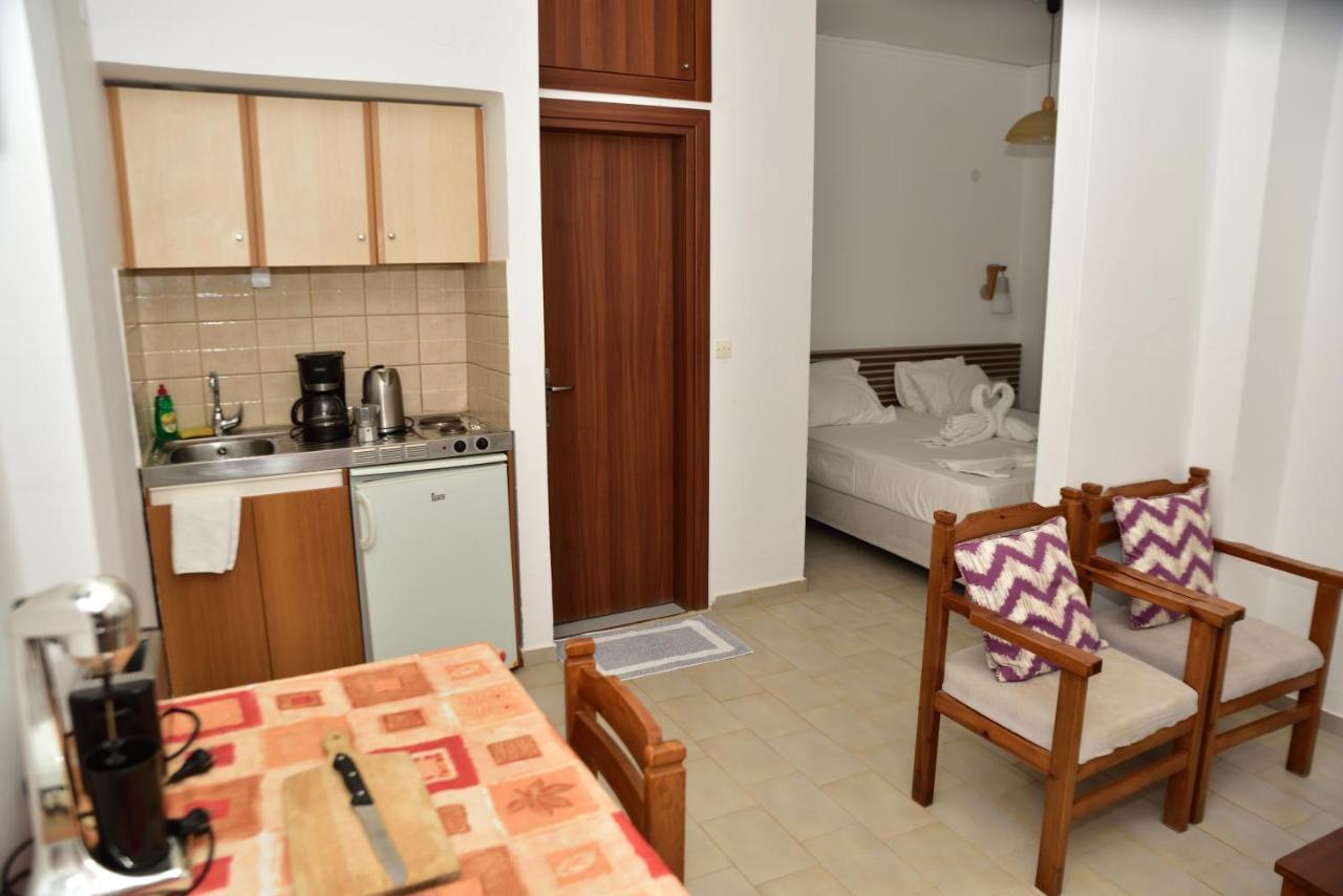 Morpheas Rooms Palaiochora Bagian luar foto